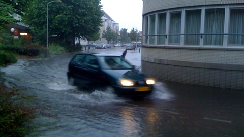 Wateroverlast in Leiden op Omroep West